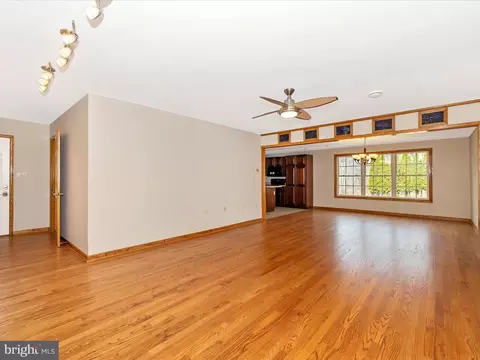Living - 4439 John Draper Rd, Smithsburg, MD 21783 photo 11 of 12