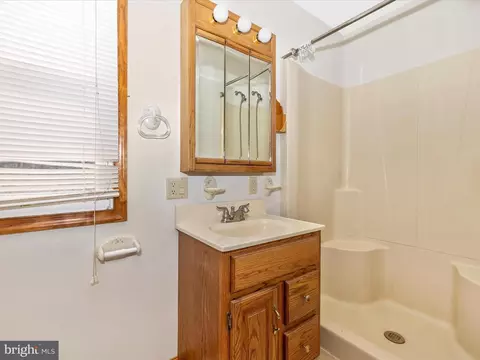Bath - 4439 John Draper Rd, Smithsburg, MD 21783 photo 1 of 2