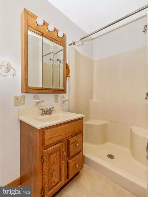 Bath - 4439 John Draper Rd, Smithsburg, MD 21783 photo 2 of 2
