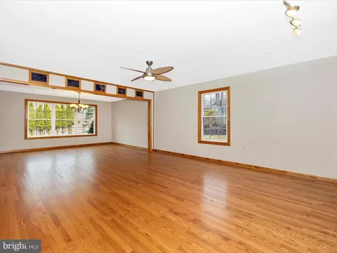 Living - 4439 John Draper Rd, Smithsburg, MD 21783 photo 10 of 12
