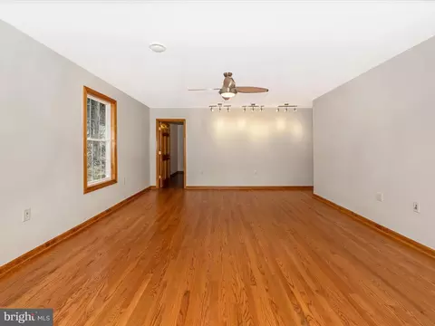 Living - 4439 John Draper Rd, Smithsburg, MD 21783 photo 12 of 12