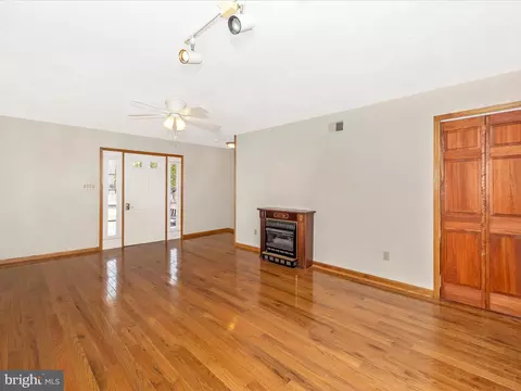 Living - 4439 John Draper Rd, Smithsburg, MD 21783 photo 4 of 12