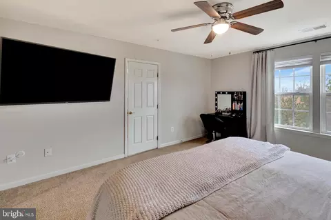 Bedroom - 2063 Spring Run Cir, Frederick, MD 21702 photo 5 of 6