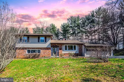 12402 Hill Ct, Mount Airy, MD 21771