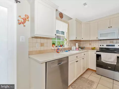 Kitchen - 2233 W Greenleaf Dr, Frederick, MD 21702 photo 6 of 9