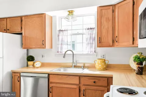 Kitchen - 5673 Crabapple Dr, Frederick, MD 21703 photo 6 of 7