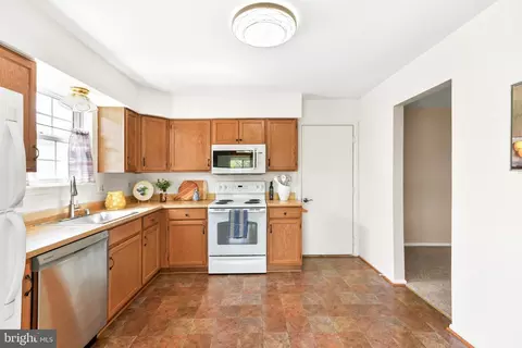 Kitchen - 5673 Crabapple Dr, Frederick, MD 21703 photo 5 of 7