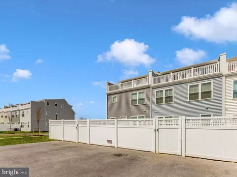 Exterior - 400 Waverley Dr, Frederick, MD 21702 photo 6 of 13