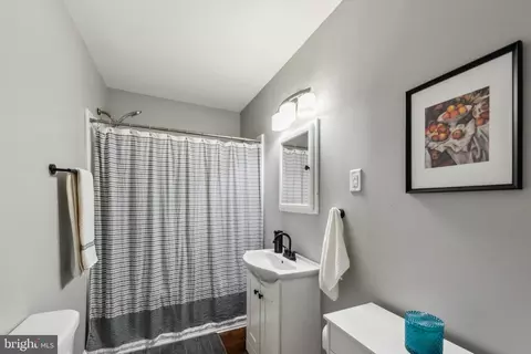 Bath - 5939 Meadow Rd, Frederick, MD 21701 photo 1 of 2