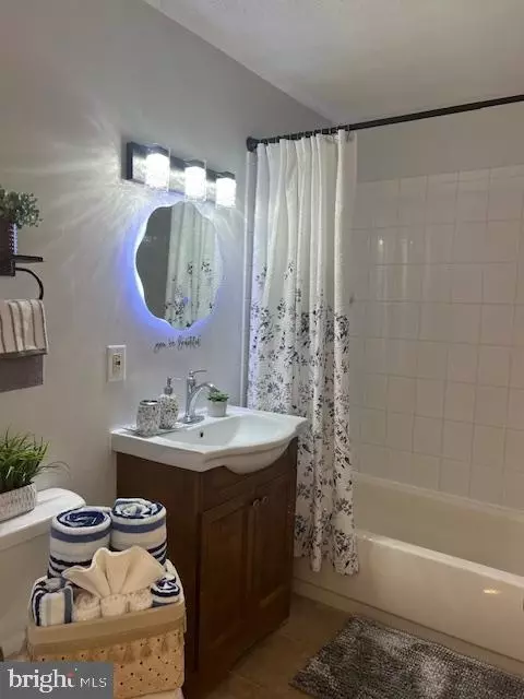 Bath - 7183 E Cimarron Ct, Frederick, MD 21703 photo 2 of 5