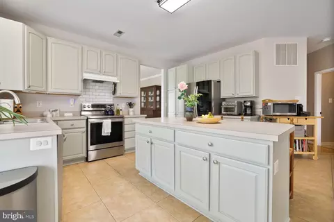 2246 W Greenleaf Dr, Frederick, MD 21702 photo 6