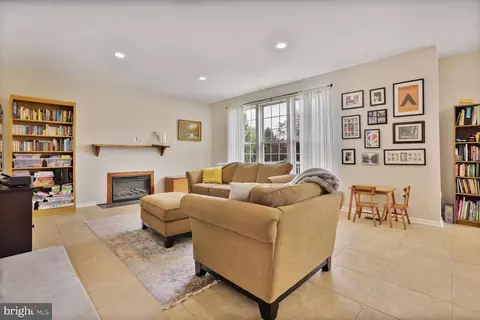 2246 W Greenleaf Dr, Frederick, MD 21702 photo 4