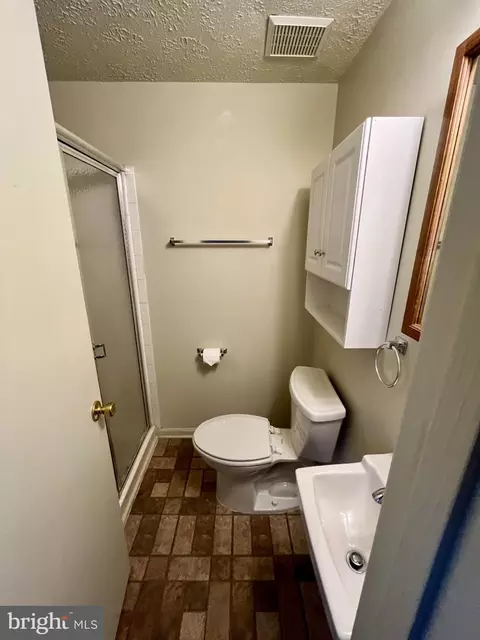 Bath - 1463 Mobley Ct, Frederick, MD 21701 photo 4 of 4