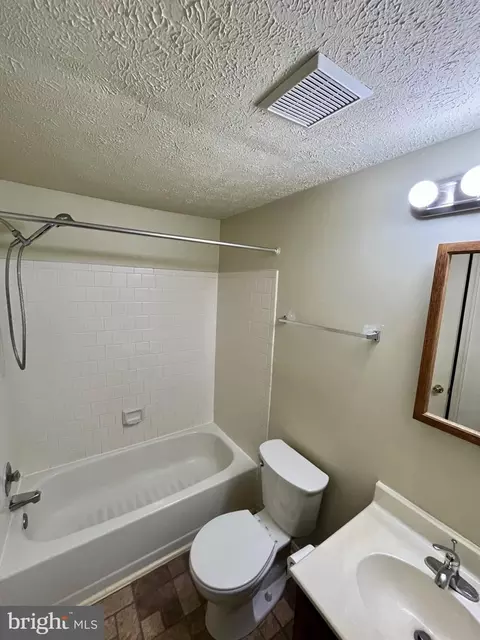 Bath - 1463 Mobley Ct, Frederick, MD 21701 photo 3 of 4