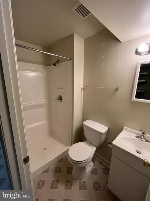Bath - 1463 Mobley Ct, Frederick, MD 21701 photo 2 of 4