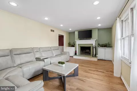 Living - 5598 Dover Ct, Frederick, MD 21703 photo 1 of 2