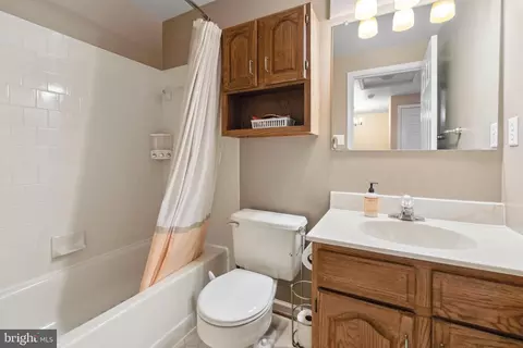 Bath - 8294 Waterside Ct, Frederick, MD 21701 photo 5 of 6