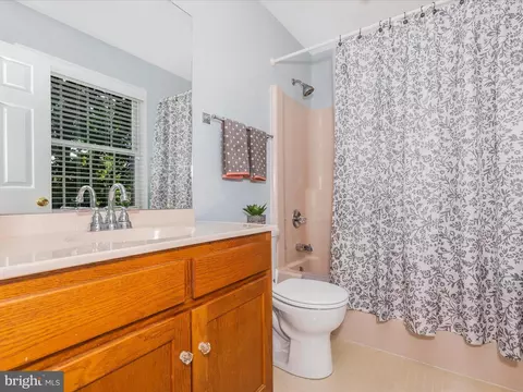 Bath - 8165 Stone Ridge Dr, Frederick, MD 21702 photo 2 of 3