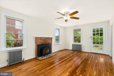 Living - 603 Lee Pl, Frederick, MD 21702 photo 4 of 6