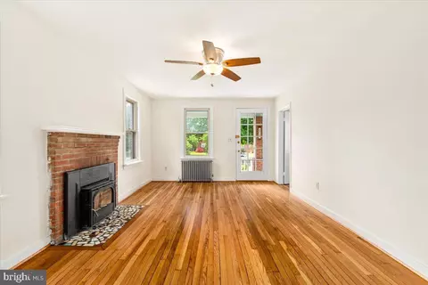 Living - 603 Lee Pl, Frederick, MD 21702 photo 3 of 6