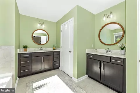 Bath - 5609 Zoe Ln, Frederick, MD 21704 photo 2 of 5