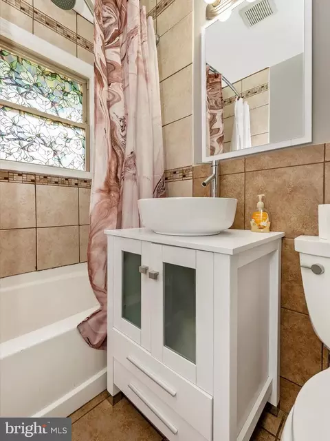 Bath - 14 Norva Ave, Frederick, MD 21701 photo 2 of 3