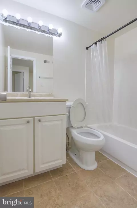 Bath - 29 Consett Pl #5-I, Frederick, MD 21703 photo 4 of 6