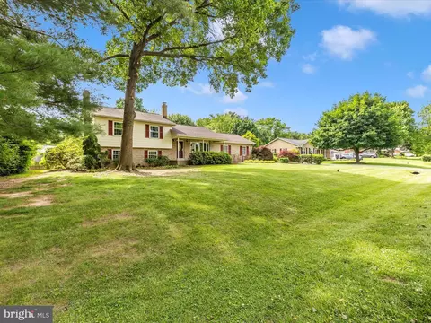 Exterior - 8013 Meadowview Dr, Frederick, MD 21702 photo 5 of 19