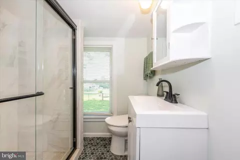 Bath - 5747 Bartonsville Rd, Frederick, MD 21704 photo 2 of 3