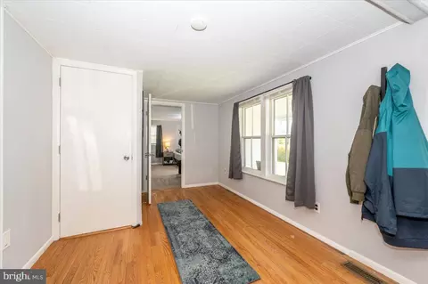 Entry Way - 5747 Bartonsville Rd, Frederick, MD 21704 photo 3 of 8