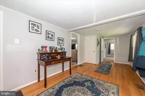 Entry Way - 5747 Bartonsville Rd, Frederick, MD 21704 photo 6 of 8