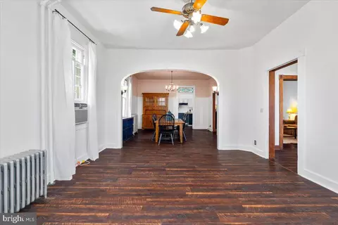Entry Way - 413 E A St, Brunswick, MD 21716 photo 3 of 8