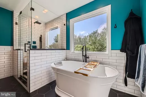 Bath - 5512 Camelot Ct, Frederick, MD 21704 photo 4 of 11