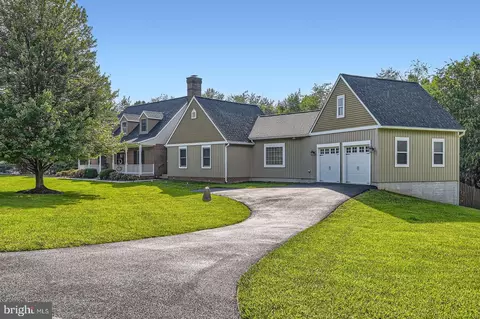 Exterior - 5512 Camelot Ct, Frederick, MD 21704 photo 17 of 18