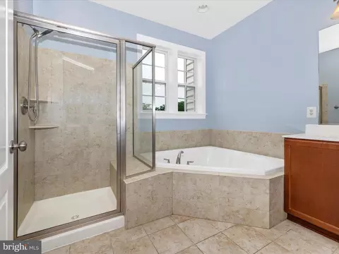 Bath - 9657 Bothwell Ln, Frederick, MD 21704 photo 4 of 5