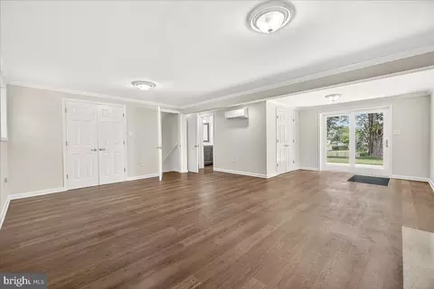 Living - 6232 White Oak Dr, Frederick, MD 21701 photo 5 of 8