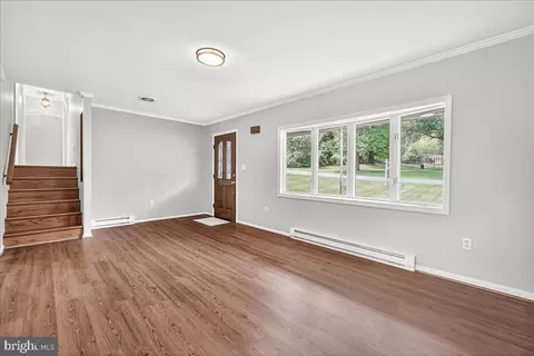Living - 6232 White Oak Dr, Frederick, MD 21701 photo 4 of 8