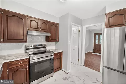 Entry Way - 6232 White Oak Dr, Frederick, MD 21701 photo 2 of 3
