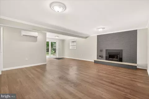 Living - 6232 White Oak Dr, Frederick, MD 21701 photo 6 of 8