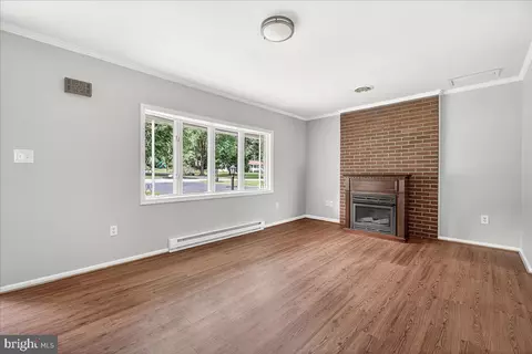 Living - 6232 White Oak Dr, Frederick, MD 21701 photo 2 of 8