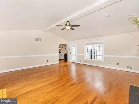 Living - 6047 Quinn Rd, Frederick, MD 21701 photo 8 of 11