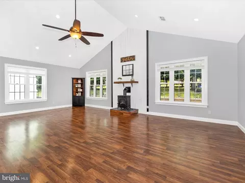 Living - 6047 Quinn Rd, Frederick, MD 21701 photo 3 of 11