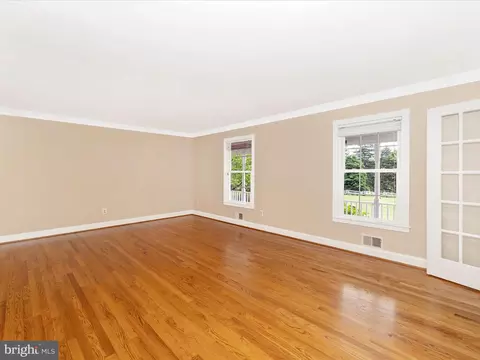 Living - 6047 Quinn Rd, Frederick, MD 21701 photo 9 of 11