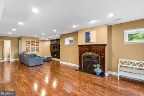 Living - 7341 Kehne Rd, Frederick, MD 21702 photo 3 of 4
