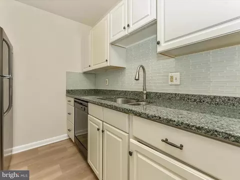 Kitchen - 5803 G Oleander Pl #424, Frederick, MD 21703 photo 4 of 5