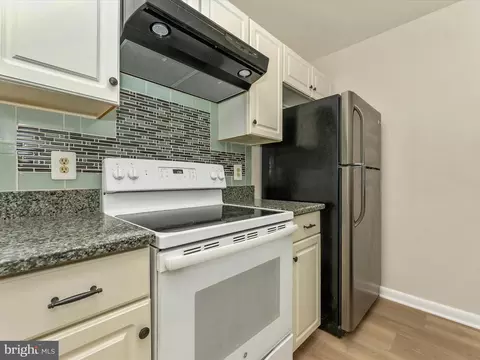 Kitchen - 5803 G Oleander Pl #424, Frederick, MD 21703 photo 3 of 5