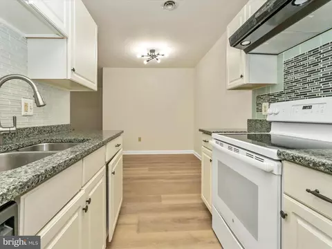 Kitchen - 5803 G Oleander Pl #424, Frederick, MD 21703 photo 5 of 5
