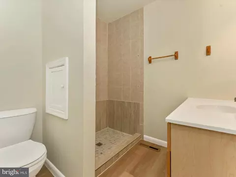 Bath - 5803 G Oleander Pl #424, Frederick, MD 21703 photo 4 of 5