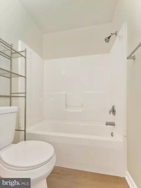 Bath - 5803 G Oleander Pl #424, Frederick, MD 21703 photo 2 of 5