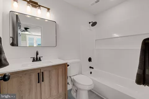 Bath - 25 E C St, Brunswick, MD 21716 photo 2 of 3